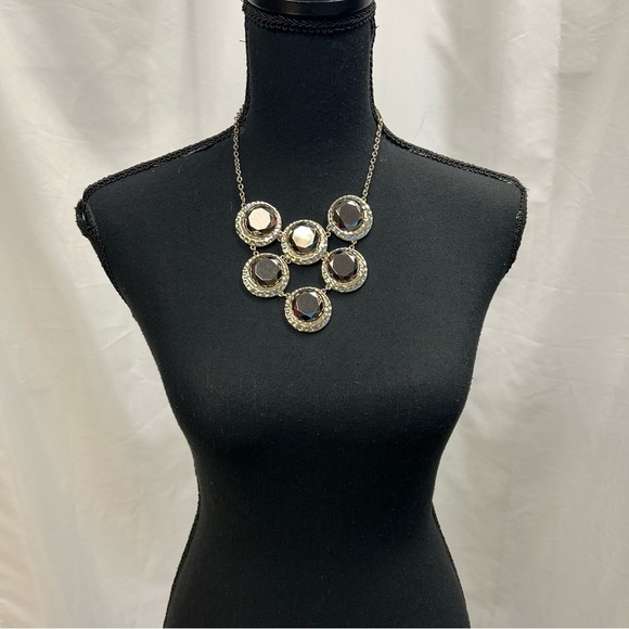 BLACK good-tone hammered round circular bib necklace - Picture 4 of 7